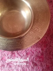  4 صحن  من النحاس الاصفر لوضع الشمع مزخرف فخم واثنان اصغر