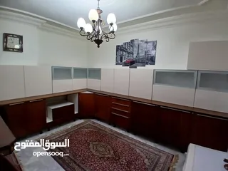 5 مطبخ خشب جوايكو مميز بحالة الوكالة عبارة عن 3 واجهات للبيع بالسعر مميز جدا