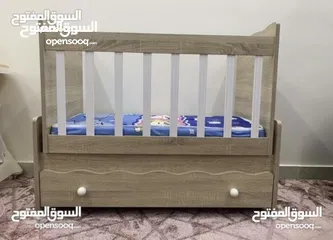  1 سرير بيبي هزاز مع درج تخزين اسفل التخت بحالة الجديد