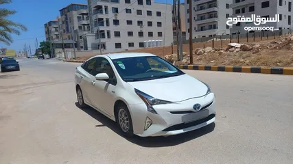  18 تويوتا بريوس لون ابيض لؤلؤي فحص 3 جيد بسعر مغري قابل للبدل