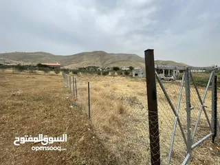  4 ارض أ طابو وسط الخدمات اول النصارية من جهة نابلس بالقرب من الشارع الرئيسي والبيع من المالك مباشرة