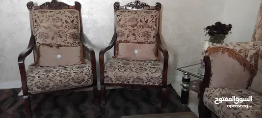  1 كنب للبيع استعمال بسيط شبه جديد  مع الطرابيزات