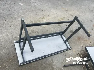  3 مقاعد وطاولات شبه جديد كميه كبيره