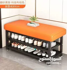  1 كرسي مريح مع مقعد مبطّن باللون البرتقالي  وإطار معدني قوي باللون الأسود