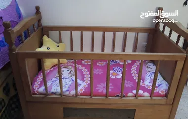  1 تخت أطفال زان للبيع إلى عمر 5 سنوات.........................................................