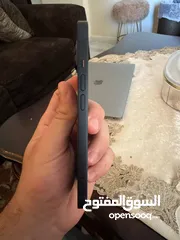  4 آيفون 13 بحالة وكاله مع شحن اصلي مساحة 256 جيجا  بطارية 89٪؜ استعمال سنة  ونصف وارد كندي