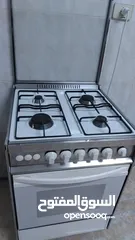  2 طقم كورنر مع خزانة مع 3 تخوت خشب لاتيه و فرن غاز4 روس و كيزر استخدام شهر مع غسالة اتومتيك خزانة مطبخ
