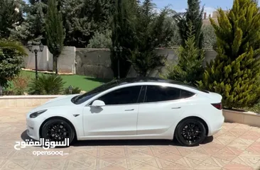  2 تيسلا موديل 3 2018 midrange ممشى قليل ونظافه توب 73000 قابل للتفاوض