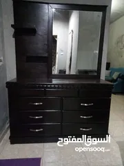  1 تسريحة مع مرآة حجم كبير تفصيل خشب لاتية18 مقشط زان قشرة بلوط بحالة ممتازة جدا / يوجد فيها أدراج مخفي