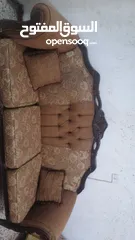  4 طقم كنب خشب ممتاز ولا يوجد فيه كسر ابدا وفرش جيد