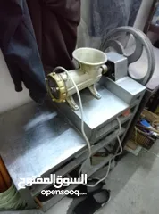  1 مفرمة لحمه مجمده وطاولة تقطيع للبيع