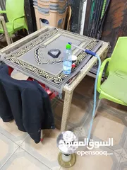  2 طاولات زجاج وبلاستك عدد6 مع كراسيهم بحالة جيدة  يصلحن لمطعم أو للقهوة