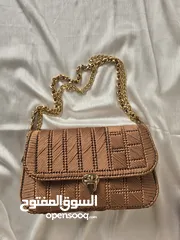  11 حقيبة يد أنيقة لون مميز  - تصميم يدوي بخيوط فاخرة وسلسلة ذهبية لإطلالة ناعمة وعصرية.