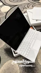  1 ماجيك كيبور  12.9 inch خدش مفيه قابل للبدل بنفسه بس يكون قياس 11 inch