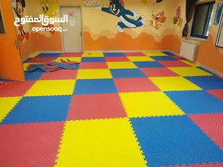 29 حديقة مرورية 4متر في 4 متر مع شواخص مرورية وسيارات.