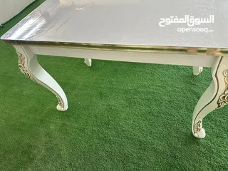  3 طاوله طعام نظيفه جدآ من دون كراسي