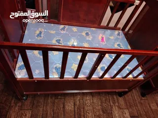  12 تخت بيبي عدد 2 ازرق و زهري اندونيسي مع الهزاز للتواصل