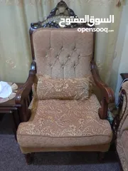 10 كنب وطقم طاولات وسجادة وبرادي للبيع