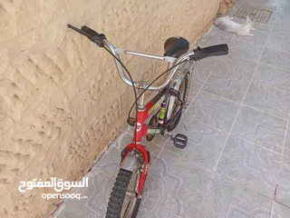  4 بسكليت مستعمل للكبار لونه احمر