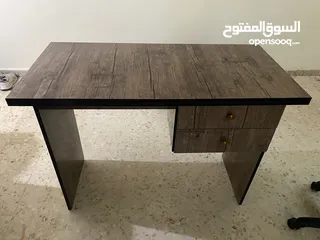  1 مكتب خشبي للدراسة مستعمل استخدام شخصي نظيف جدًا