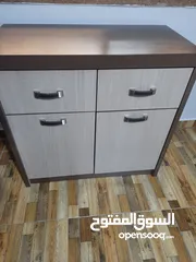 3 مكتب مع خزانه وكراسي وطاولات بحالة الوكاله فخم
