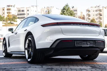  23 Porsche Taycan 2022  كهربائية بالكامل