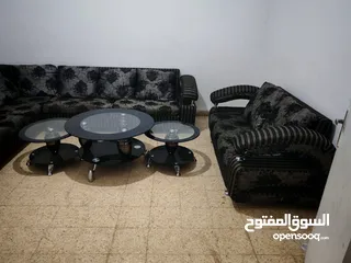  2 طقم كنب كورنر ثمانية مقاعد  تفصيل بحاله ممتازة وطقم الطاولات لا يشمل البيع