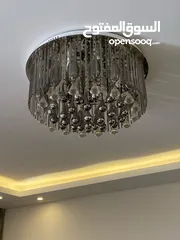  4 طقم كنب ثلاثيه + ثنائية + مفرد  اضائة سقف عدد 3  طاولات جانبيه زجاج ومعدن عدد 2