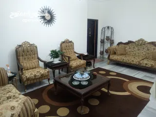  4 طقم كنب مع طرابيزات ...7مقاعد وطرابيزات بحالة جيدة للبيع  الرجاء التواصل على الرقم الموجود