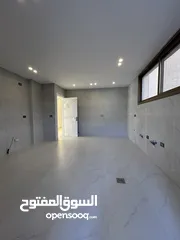  14 شقة طابقية شبه ارضي مع ترس مساحة داخلية 248 متر ومساحة ترس 100 متر باجمل مناطق الجبيهة