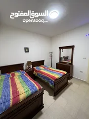  5 شقه  ارضيه مفروشه مكونه من غرفتين نوم وحمامين وصاله وصالون ومطبخ مجهز بالكامل  برنده  مواقف خاصه