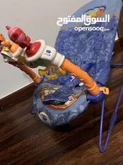  8 كرسي هزاز للاطفال من الولادة وحتى السنتين من ماركة fisher price لون ازرق مع هيكل ازرق سهل الاستخدام