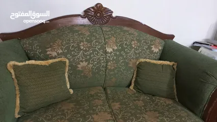  2 طقم كنب حفر خشب ثقيل 7 مقاعد نظيف البيع بسبب النقل لشقة صغيرة