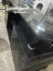  2 طاولة شاشة قزاز سكريت مع اربع جوارير لون اسود ثقيلة مافيها كسر طاوله