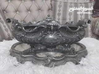  28 تحف ونحاسيات