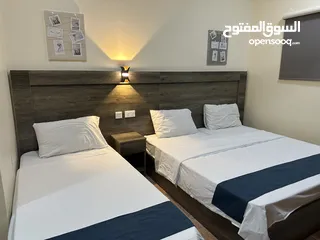  30 غرف وشقق فندقية نظيفة على البحر وبجانب السوق، موقع ممتاز، مطاعم، موقف عام، بلكونات، انترنت، مكيفات.