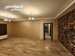  5 شقة مع روف منفصل فارغة للبيع في حي الصحابة - ref : 14580