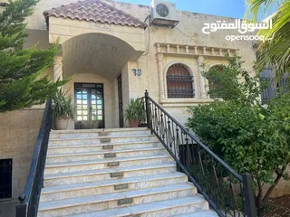  1 بيت مستقل للبيت يحتوى على 3 شقق