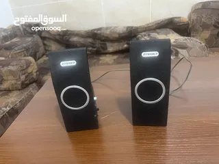  2 شاشه كومبيوتر مع سماعات