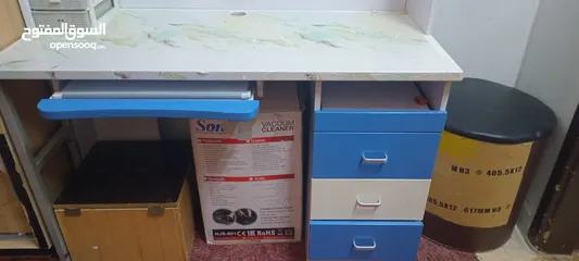  3 مكتب دراسه مع رأسيه و 6 رفوف وثلاث ادراج