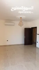  8 شقه فارغه فاخره ومميزه جدا  سوبر ديلوكس للايجار لم تسكن بعد التجديد نهائيا 200متر