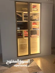  10 خزائن جامبو واجهات زجاج واضاء