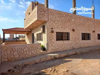  6 منزل مستقل في ابو الزيغان مساحه الارض 900 متر  واجه الارض 32 متر  قوشان مستقل  عمر البناء 6 سنوات