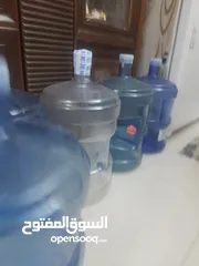  3 قوارير ماء تتسع عشىين كيلو من الماء تقريبا