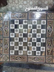  1 لوح شطرنج مع أحجار الشطرنج(عضم أو خشب) 