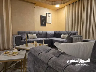 1 كنب كورنر شبه جديد 9 مقاعد لون سكني خشب سويد