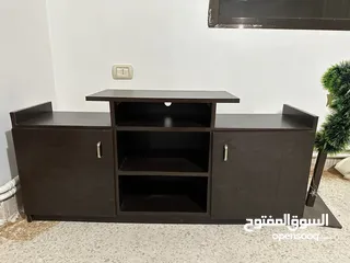  1 طاولة تلفزيون بحالة الجديد