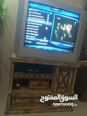  2 تلفيزون و طاوله