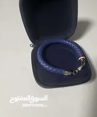  3 سواره tommy hilfigher  الاصليه . حجم كبير بسعر قوي جدا لجودتها. لون ازرق غامق . سواره causal و جميلة
