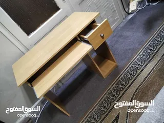  3 طاولة مكتب مع كرسي مميز بسعر مغري 30دينار